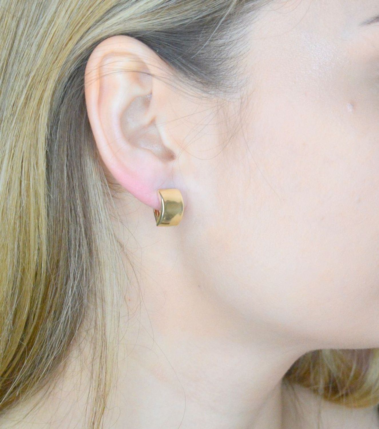 Złote kolczyki 375 gładkie angielskie KL 7067C 375. Złote kolczyki wykonane z najwyższej jakości żółtego złota, próba 375, waga około 1,37 gram. Kolczyki w minimalistycznym stylu, wpisujące się w obecne trendy modowe..jpg